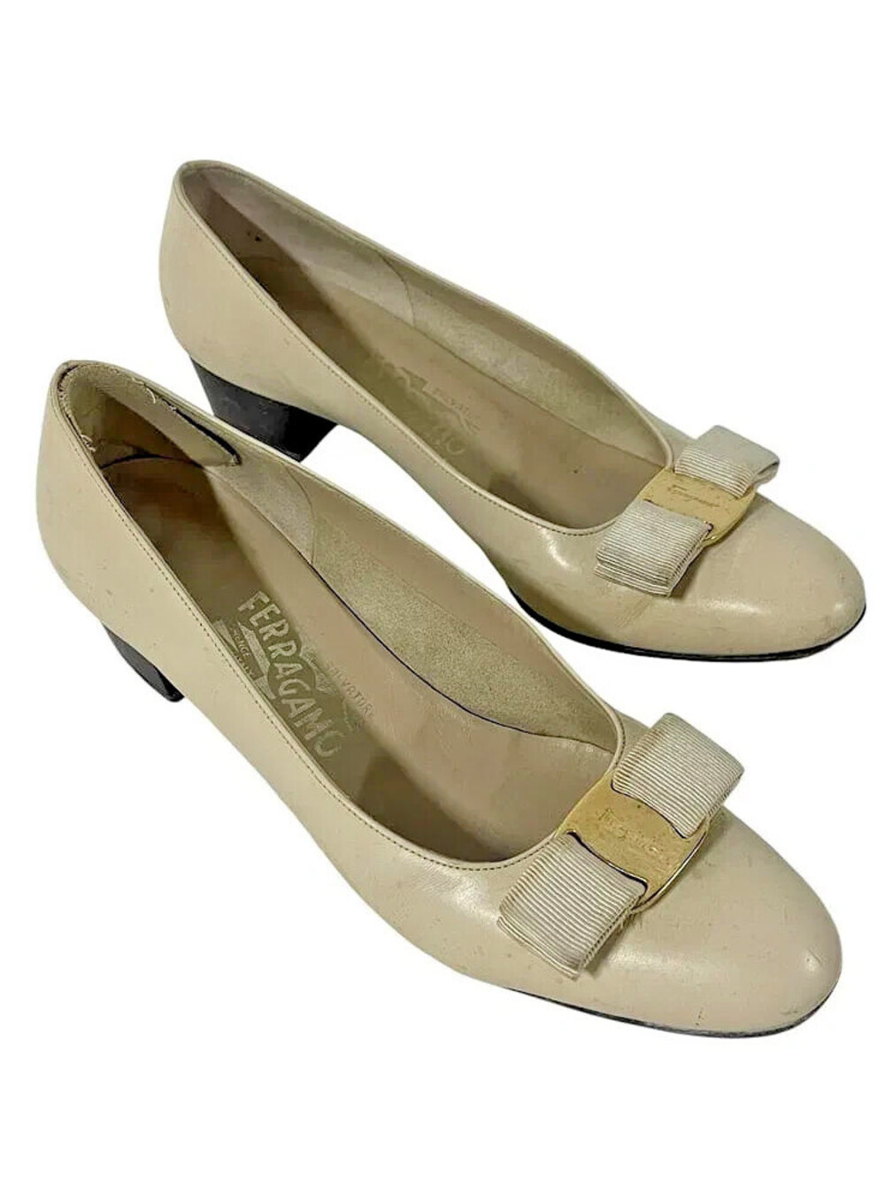 Salvatore Ferragamo Vara Pumps Beige Leather Bow Gold Logo 7AA Italy